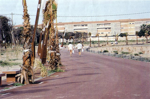 Fotografia del passeig martim de Central Mar (Gav Mar) publicada a EL BRUGUERS (5 de Juny de 1999)